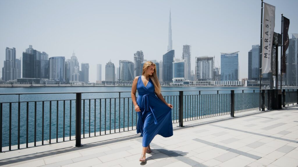 Quelle veste porter avec une robe bleu marine